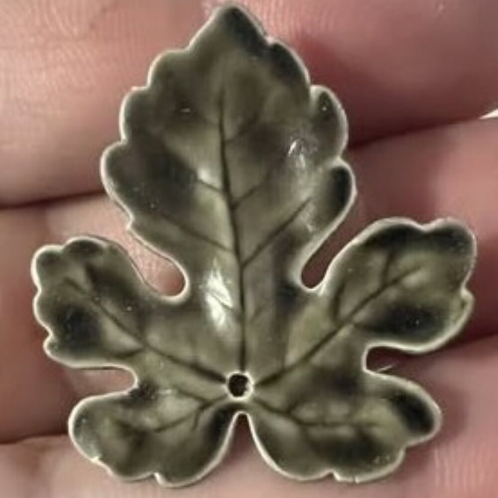 🐻Vintage Ceramic Maple Leaf Pin